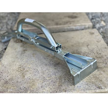 Pflastersteinzange aus Metall zum Heben von Pflastersteinen