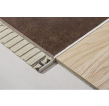 Fliesenprofil zwischen zwei Fliesen mit Fliesenkleber