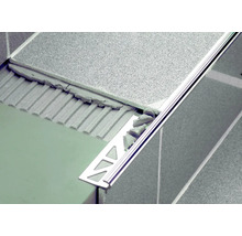 Fliesenverlegung mit Fliesenschiene für einen sauberen Abschluss