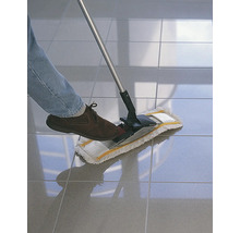 Person wischt Fliesenboden mit einem Mopp.