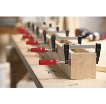 Holzwerkstück wird mit Schraubzwingen verleimt