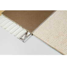 Detailansicht von zwei Teppichfliesen mit Übergangsprofil