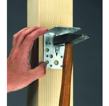 Einhandwinkelverbinder wird mit einem Hammer an einem Holzpfosten befestigt.