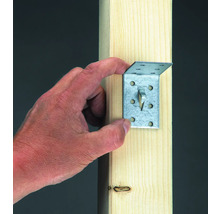 Metallwinkelverbinder wird an einem Holzpfosten befestigt
