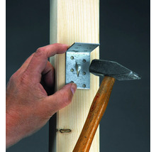 Einhandwinkel wird mit Hammer an einem Holzbalken befestigt