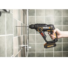 Akkubohrer beim Bohren in Fliesen