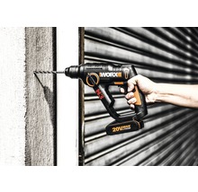 Worx Akku-Bohrhammer beim Bohren in eine Wand