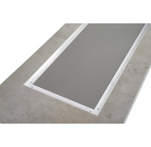 Bodenebene Dusche mit Abdeckung und Fliesen