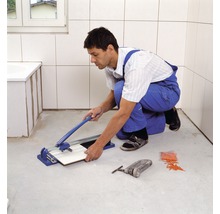 Fliesenschneider im Einsatz in einem Badezimmer.