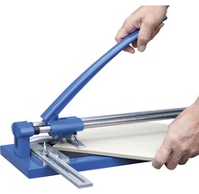Fliesenschneider in Verwendung mit Fliese
