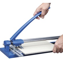 Fliesenschneider im Einsatz zum Schneiden einer Fliese