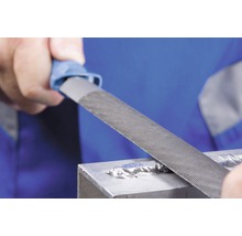 Eine Metallfeile wird an einem Metallstück verwendet.