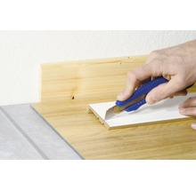 Zuschneiden einer Fußleiste mit einem Cuttermesser