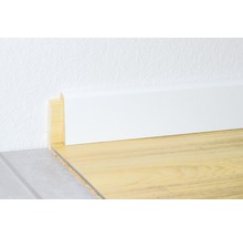 Sockelleiste aus Holz an Wand und Boden