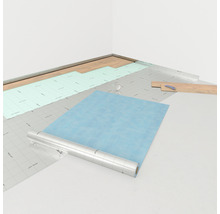 Szene mit Trittschalldämmung, Dämmplatten und Laminatboden in einem Raum.