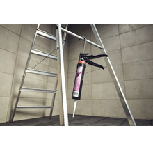 Eine Leiter mit einer Kartuschenpistole