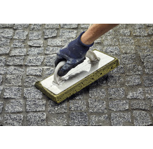 Fugenreinigung von Pflastersteinen mit Fugengummi