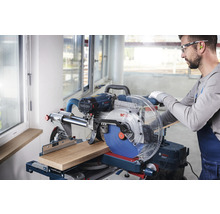 Gehrungssäge beim Schneiden von Holz durch einen Handwerker.