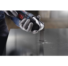 Bosch Multifunktionswerkzeug im Einsatz beim Schneiden in eine Metallplatte