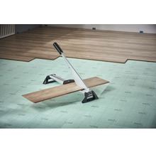 Laminatschneider schneidet Laminat auf Dämmunterlage