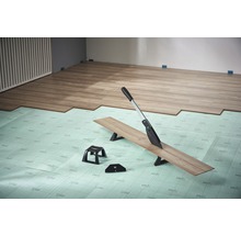 Laminatschneider im Einsatz auf Dämmunterlage mit Laminatboden im Raum