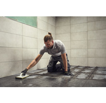 Fliesenleger verfugt Fliesen im Badezimmer