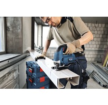 Handwerker sägt mit Stichsäge ein Profil