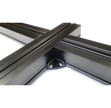 Detailansicht eines Aluminiumprofilrahmens mit Eckverbinder und Schrauben