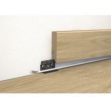 Sockelleiste mit Kabelkanal und Montageclips zur Wandbefestigung