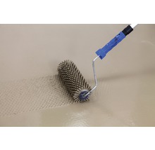 Stachelwalze bei der Verarbeitung von Beschichtungsmaterialien auf einer Fläche