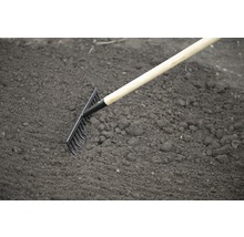 Gartenrechen im Einsatz auf einem Feld