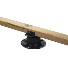 Verstellbarer Terrassenfuß aus Kunststoff mit Holzbalken