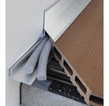 Detailansicht von Aluminiumprofilen, Dämmmaterial und einer Terrassendiele