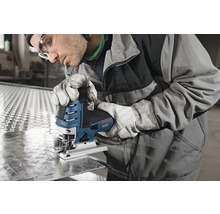 Handwerker benutzt Stichsäge zum Schneiden von Metall