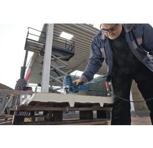 Handwerker arbeitet mit einer Oberfräse an einem Werkstück