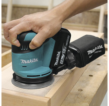 Makita Akku-Exzenterschleifer im Einsatz auf Holz