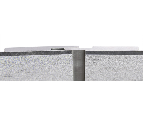 Detailansicht von Fliesen mit Metallschiene