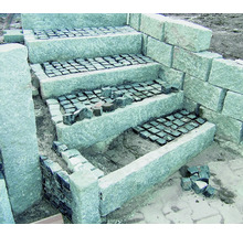 Treppenanlage aus Stein mit Pflastersteinen