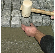 Verlegen von Pflastersteinen mit Gummihammer