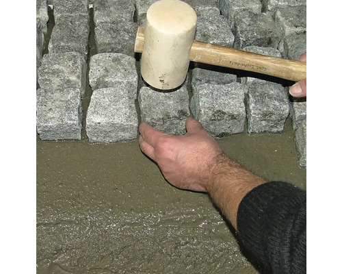 Verlegen von Pflastersteinen mit Gummihammer