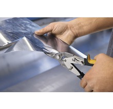 Blechschere schneidet ein Stück Blech