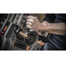 Mann schneidet Kupferrohr mit einem Trennschleifer an einem Werkstückhalter der Marke Worx.