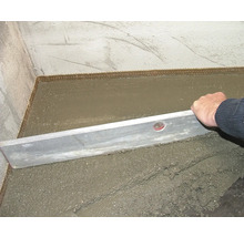 Boden nivellieren mit Richtscheit