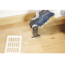 Bosch Multifunktionswerkzeug im Einsatz zum Schneiden von Holz