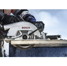 Bosch Handkreissäge beim Sägen eines Holzbretts