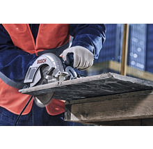 Handwerker sägt Holz mit einer Handkreissäge von Bosch