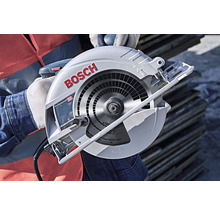 Bosch Handkreissäge in Händen einer Person