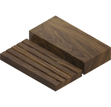 Zwei Holzstücke, eines glatt und eines gerillt.