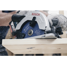 Akkukreissäge beim Schneiden von Holz mit Bosch Logo
