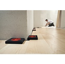 Verlegung von Laminat mit Abstandshaltern zwischen Wand und Boden